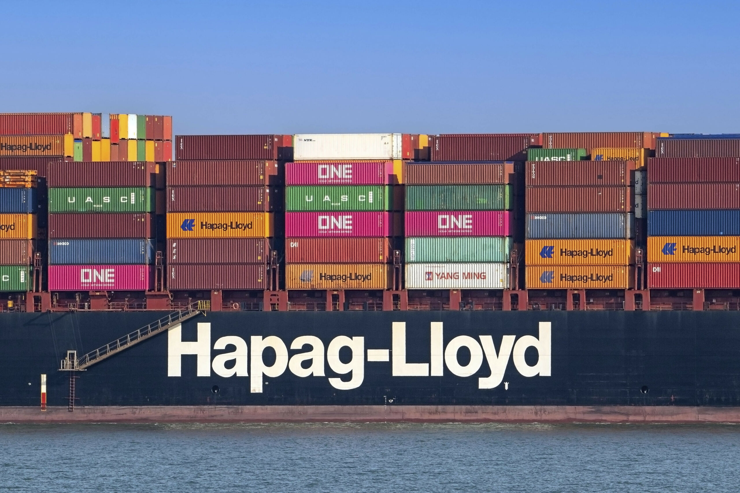 Containerschiff der Reederei Hapag-Lloyd