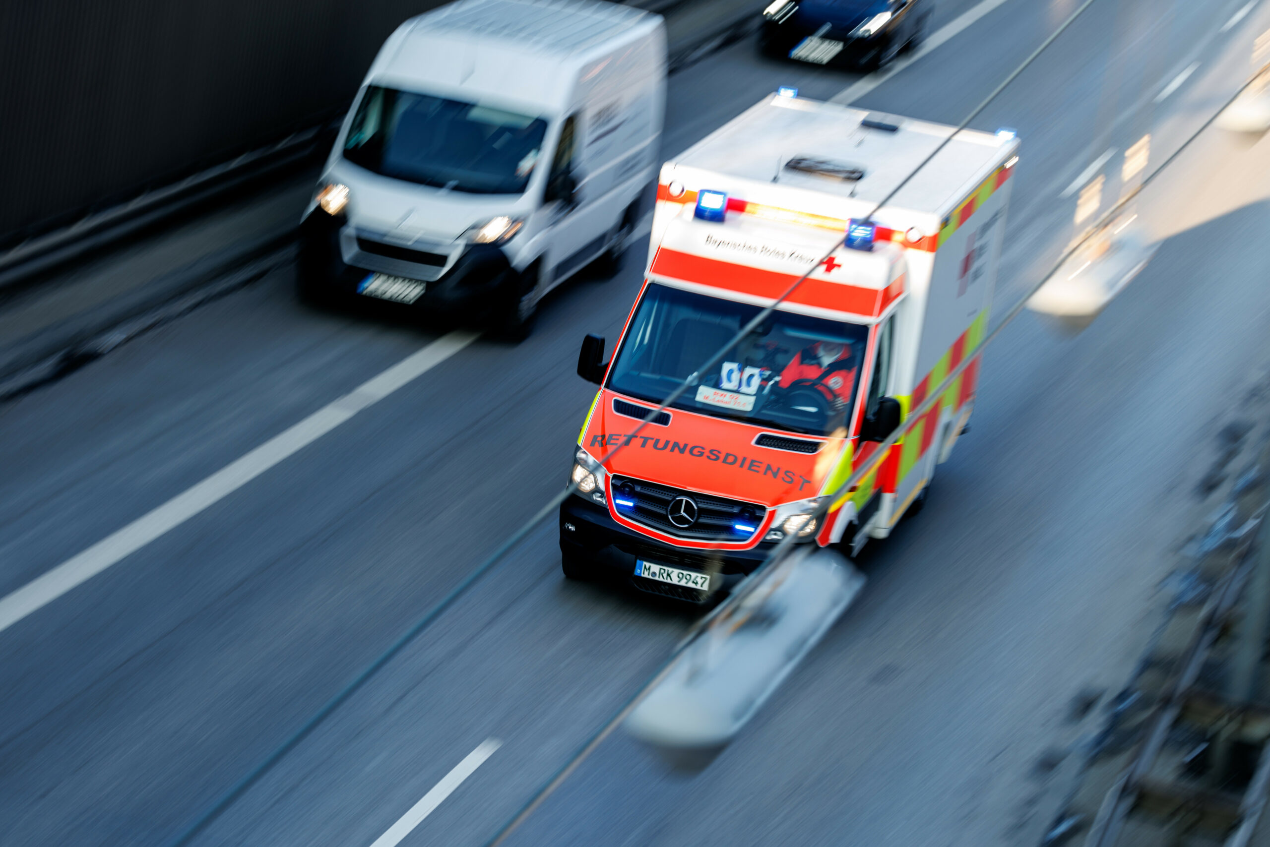 Rettungswagen fährt auf einer Straße