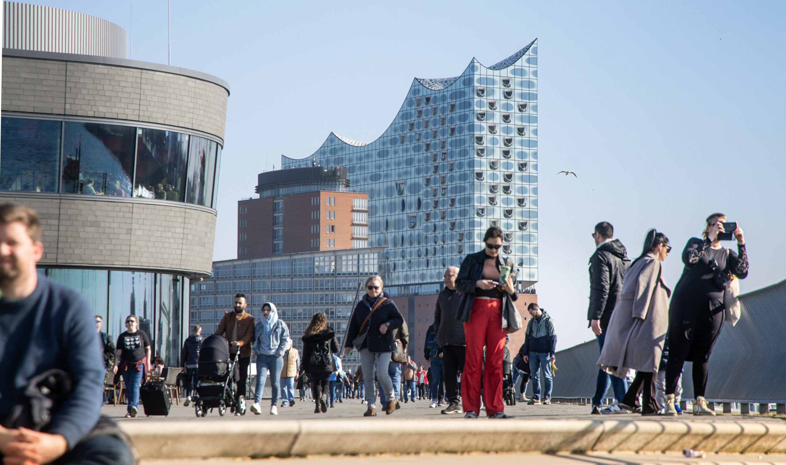 Touristen und Hamburger auf der Jan-Fedder-Promenade