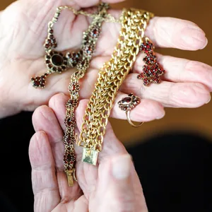 Seniorin mit Goldschmuck