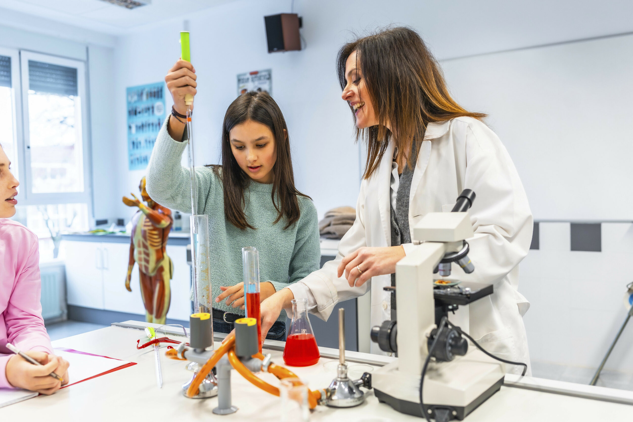 Lehrerin und Schülerin beim Chemie-Unterricht