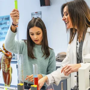 Lehrerin und Schülerin beim Chemie-Unterricht