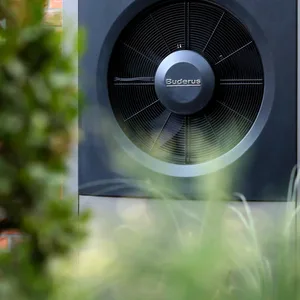 Wärmepumpe steht vor einem Haus