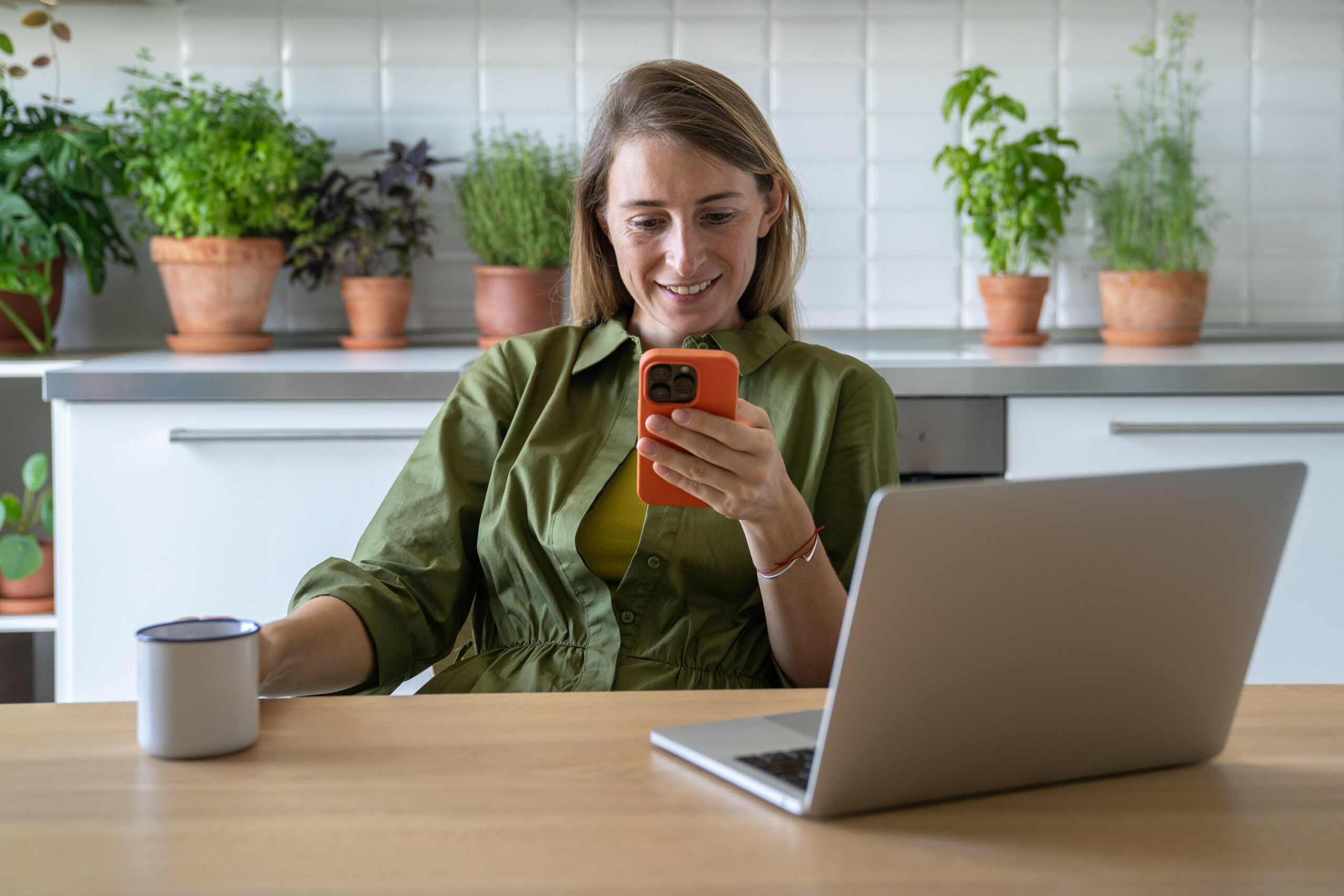 Eine Frau mit einem Smartphone in der Hand.