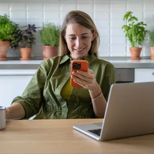 Eine Frau mit einem Smartphone in der Hand.