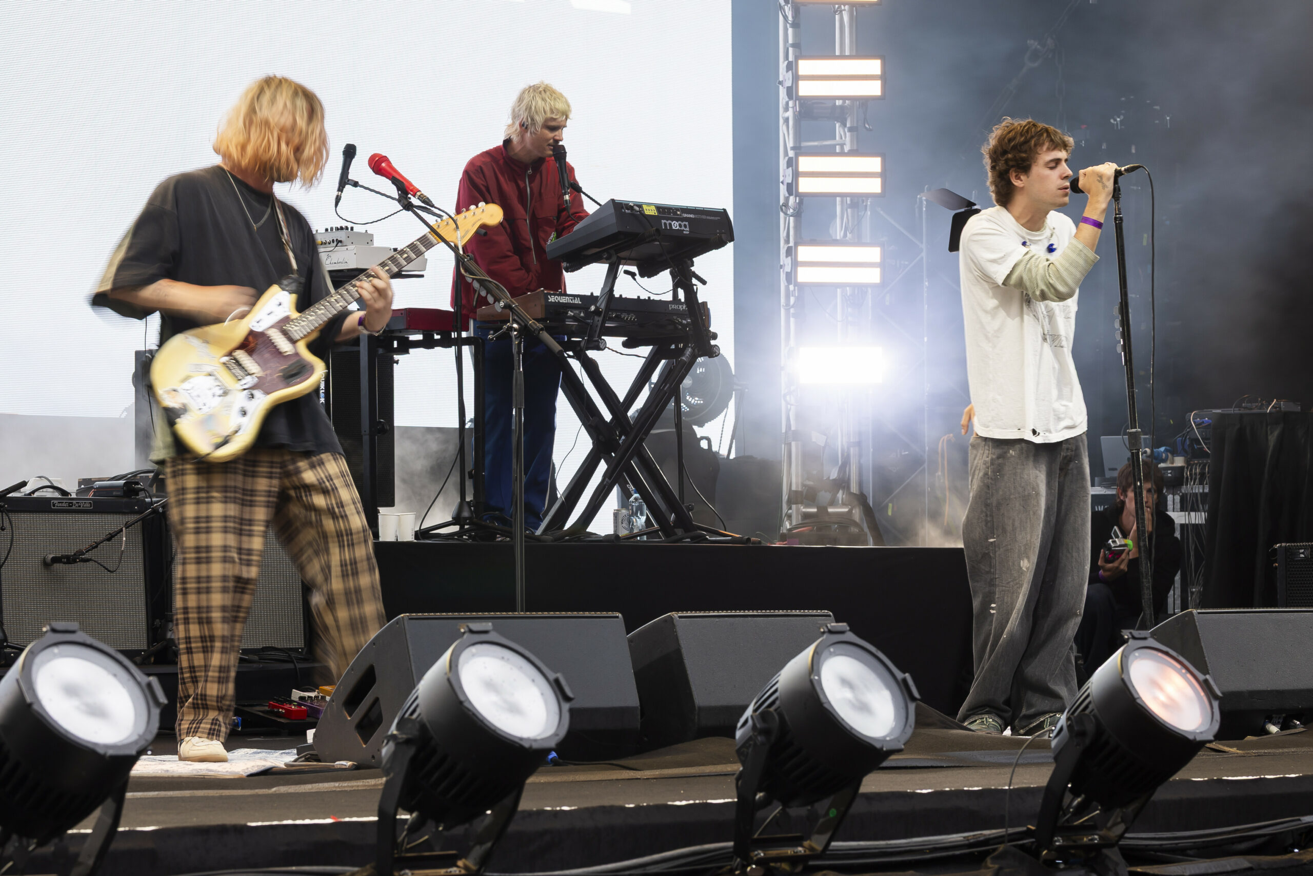 Gitarrist Royel Maddell (links) und Sänger Otis Pavlovic bei einem Auftritt ihrer Band Royel Otis im Juli 2025.
