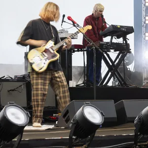 Gitarrist Royel Maddell (links) und Sänger Otis Pavlovic bei einem Auftritt ihrer Band Royel Otis im Juli 2025.
