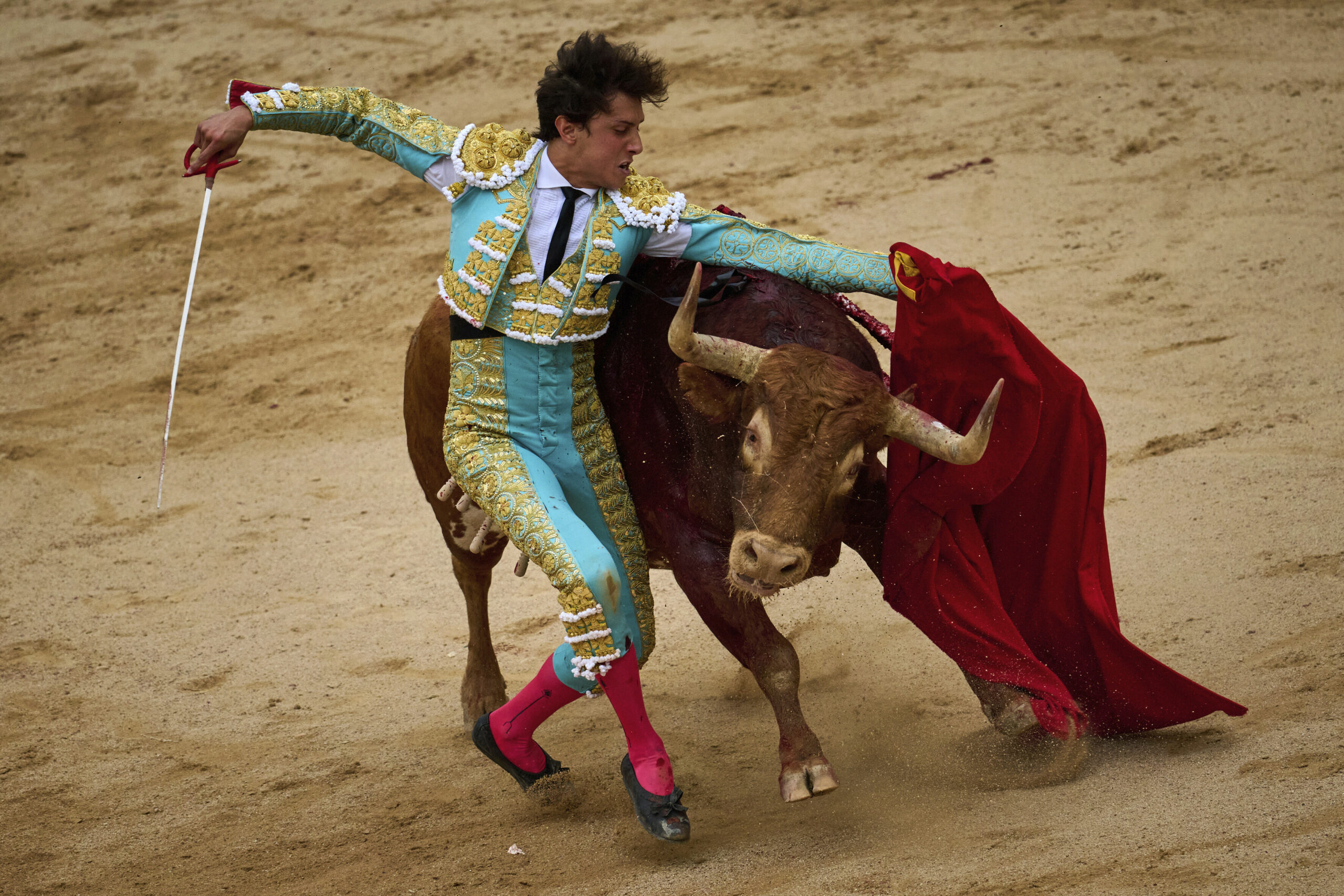 Der peruanische Stierkämpfer Andres Roca Rey tritt während eines Stierkampfes beim San-Fermin-Festival auf.