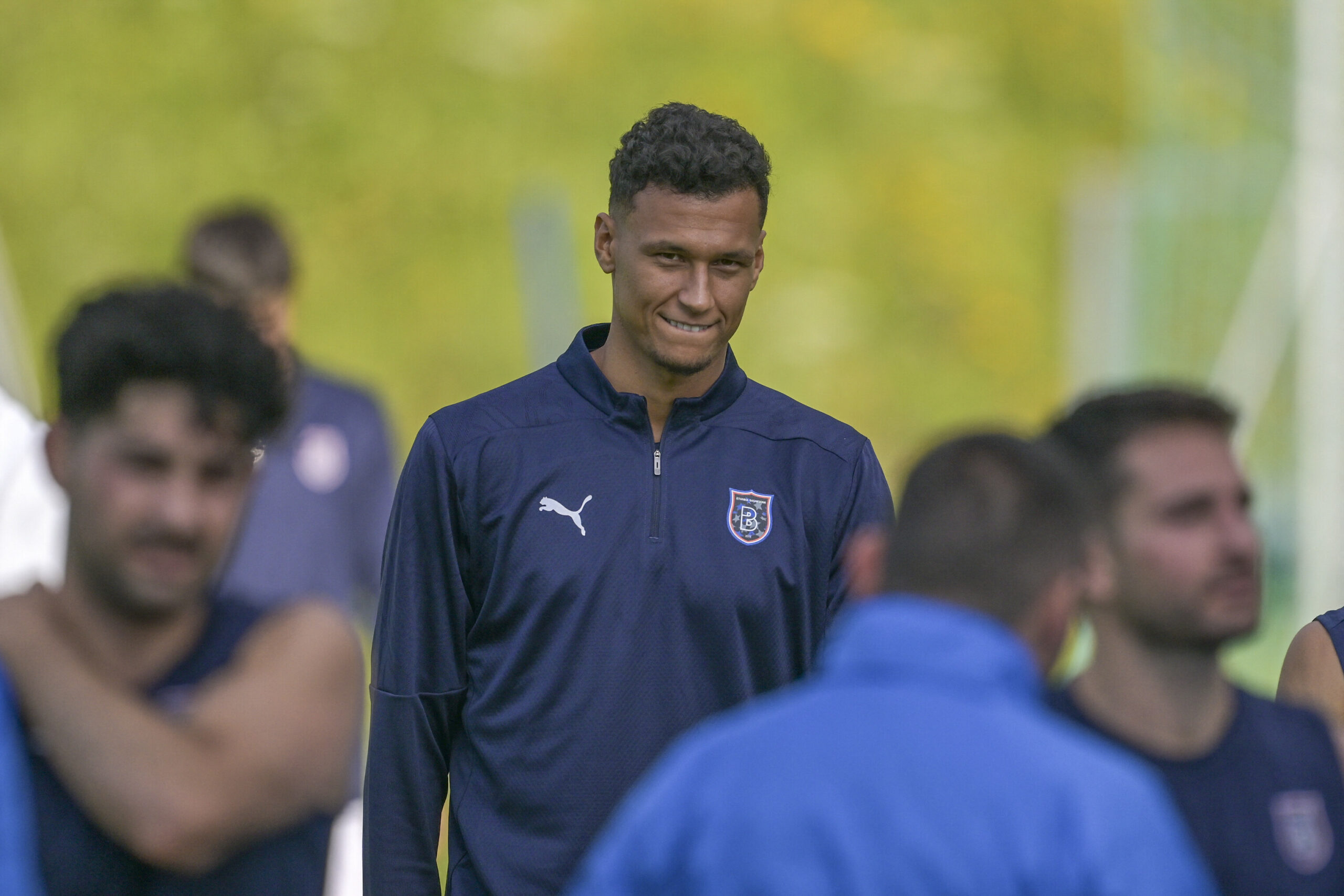 Davie Selke grinst auf dem Trainingsplatz