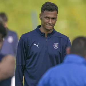 Davie Selke grinst auf dem Trainingsplatz