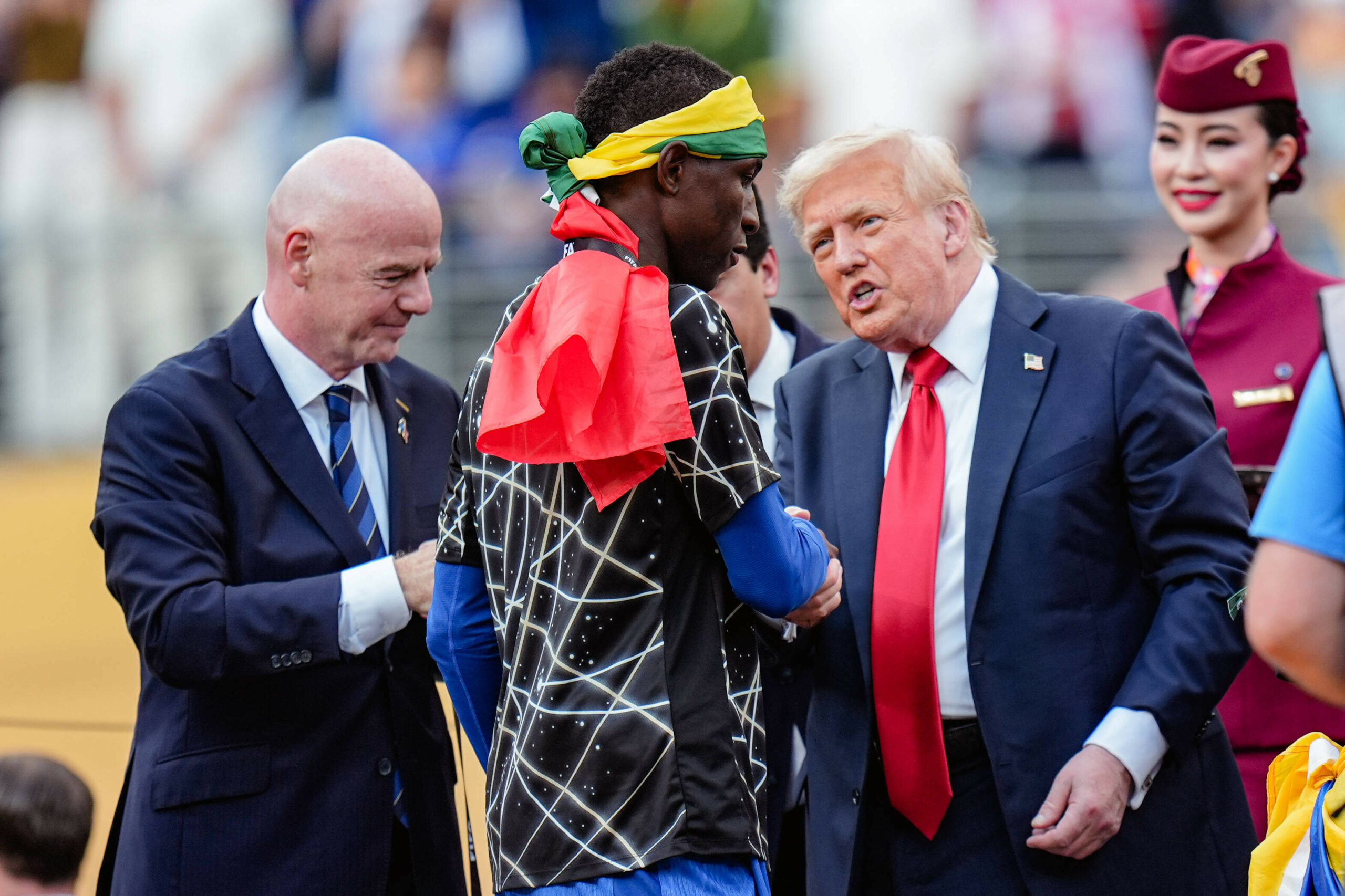 Nicolas Jackson nimmt mit Senegal-Flagge die unterkühlte Gratulation von Donald Trump entgegen.