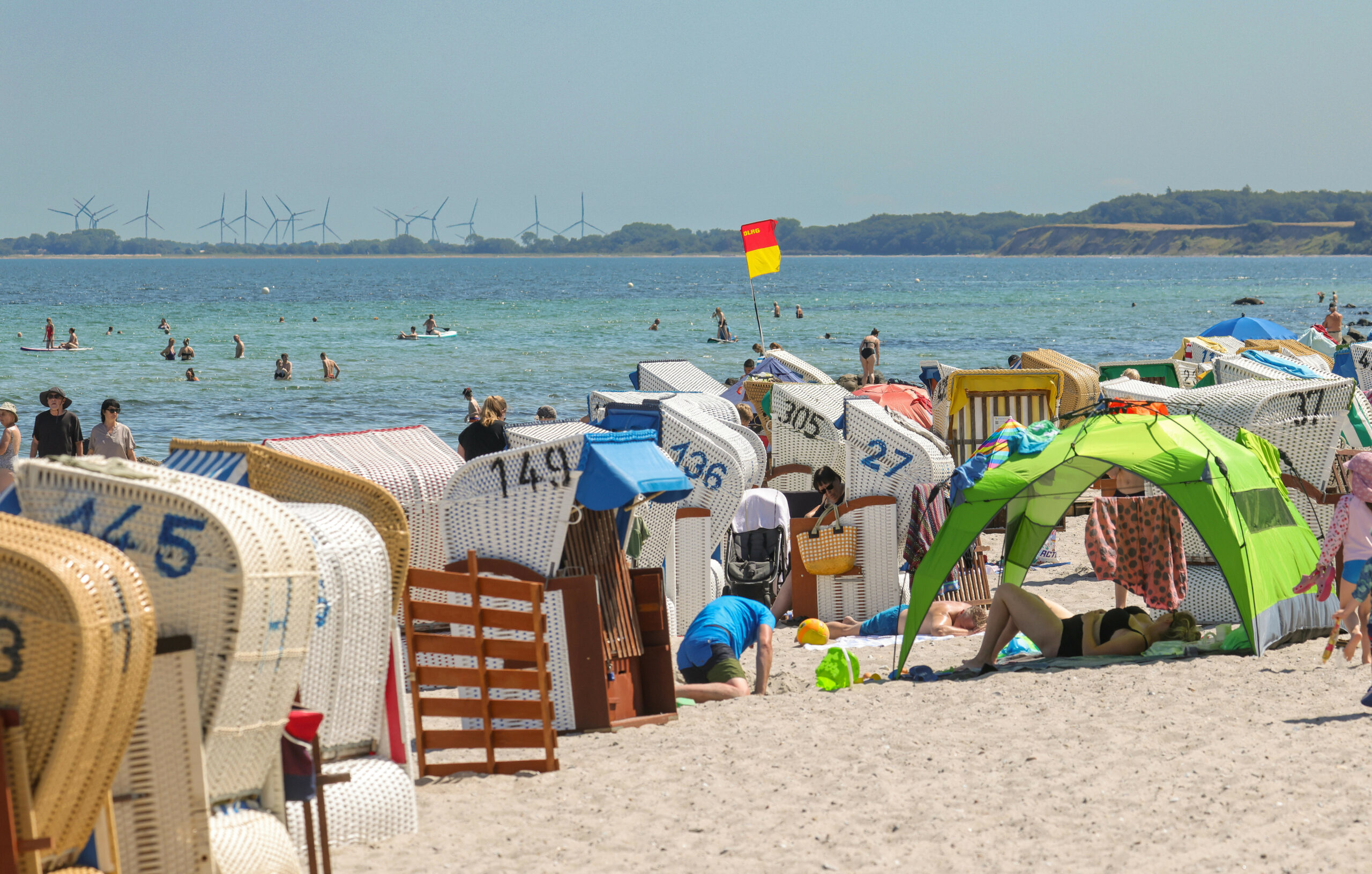 Urlauber am Strand von Hohwacht an der Ostsee