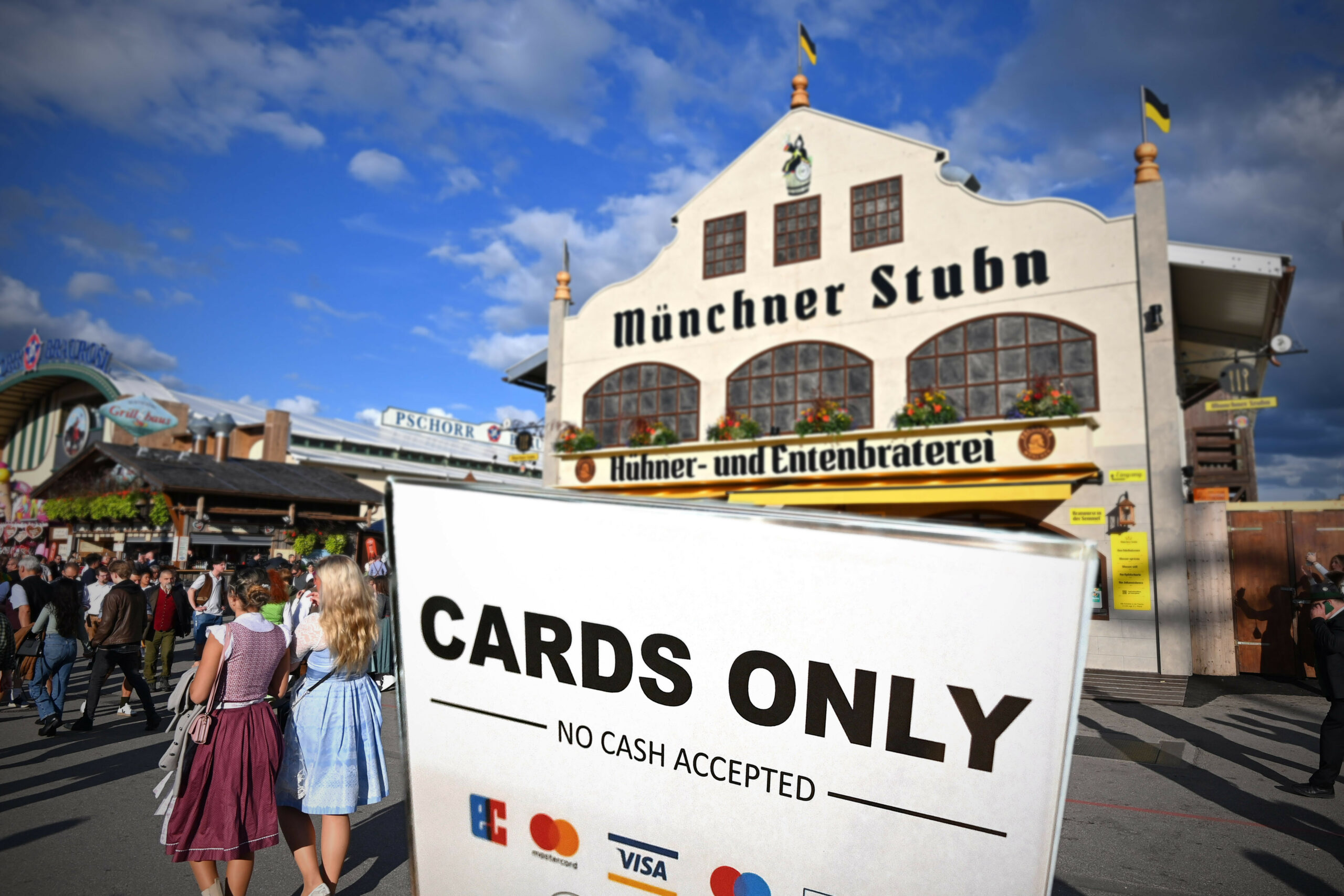Das Haus der „Münchner Stubn“. Davor steht ein Schild mit der Aufschrift: „Cards only“.