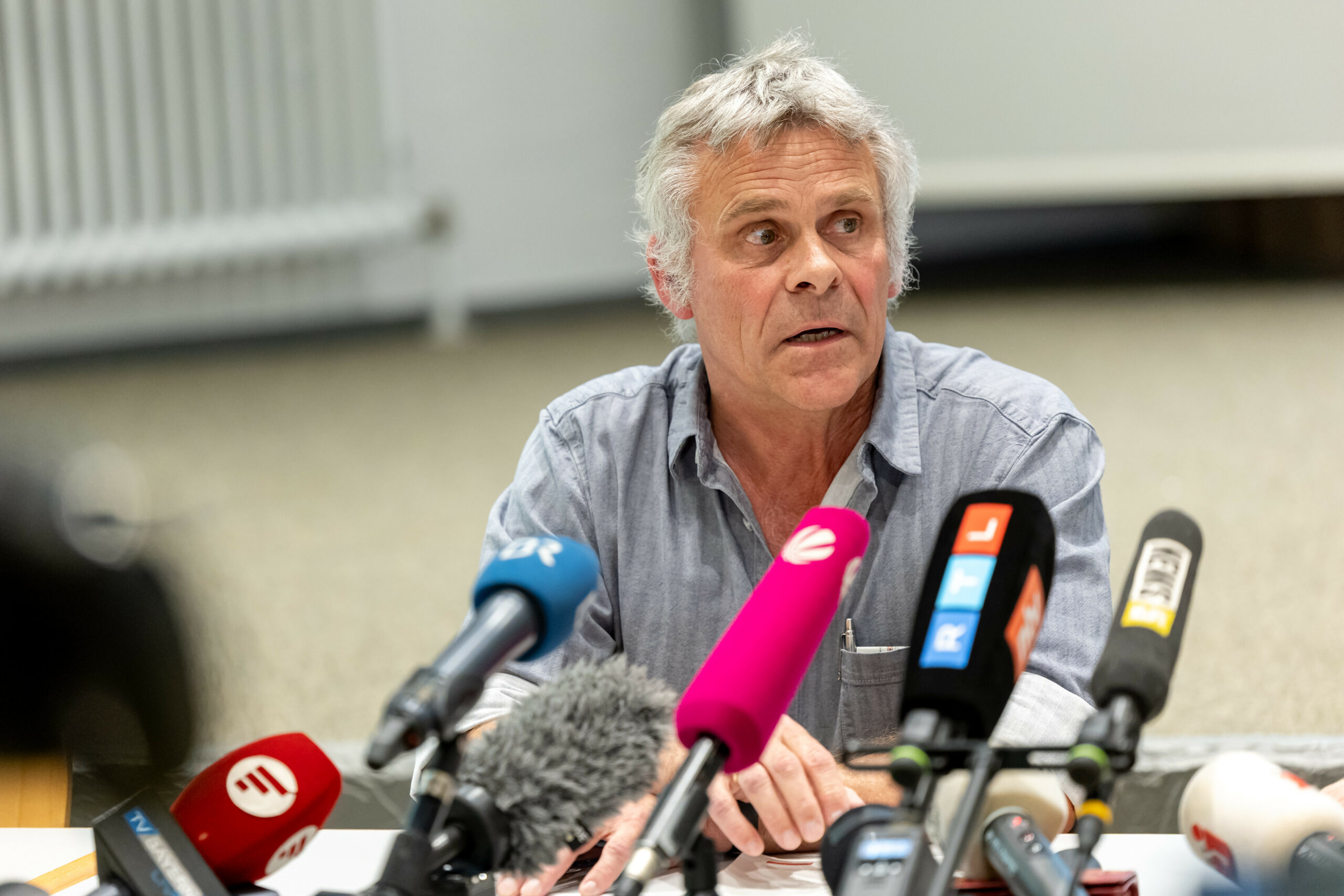 Mann vor Mikrofonen