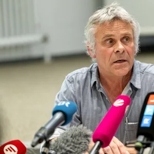 Mann vor Mikrofonen