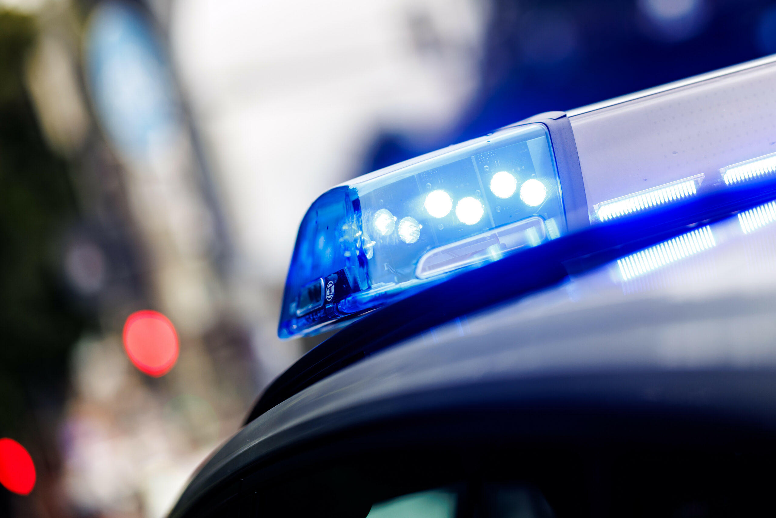 Das eingeschaltete Blaulicht ist auf dem Dach von einem Einsatzfahrzeug der Polizei.
