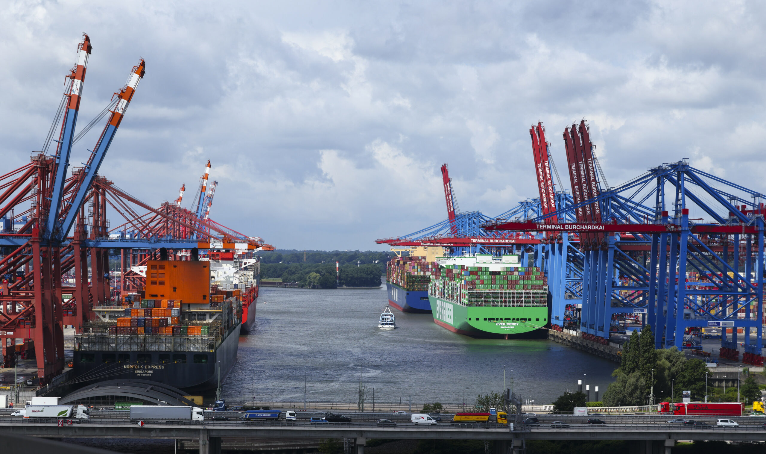 Container werden auf dem Terminal von Eurogate (l) und dem Container Terminal Burchardkai (CTB) der Hamburger Hafen und Logistik AG (HHLA) im Hafen von Hamburg umgeschlagen.