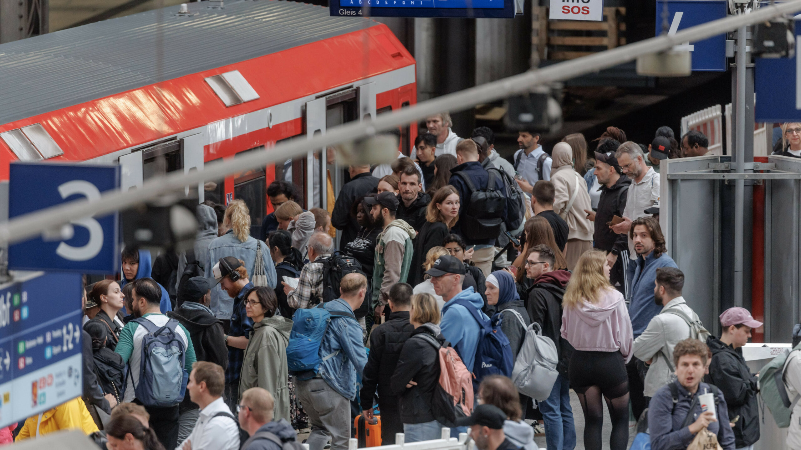 Fahrgäste steigen auf Gleis 4 des Hauptbahnhofs in eine S-Bahn ein und aus.