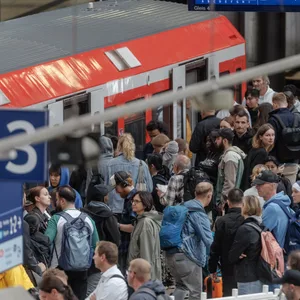 Fahrgäste steigen auf Gleis 4 des Hauptbahnhofs in eine S-Bahn ein und aus.