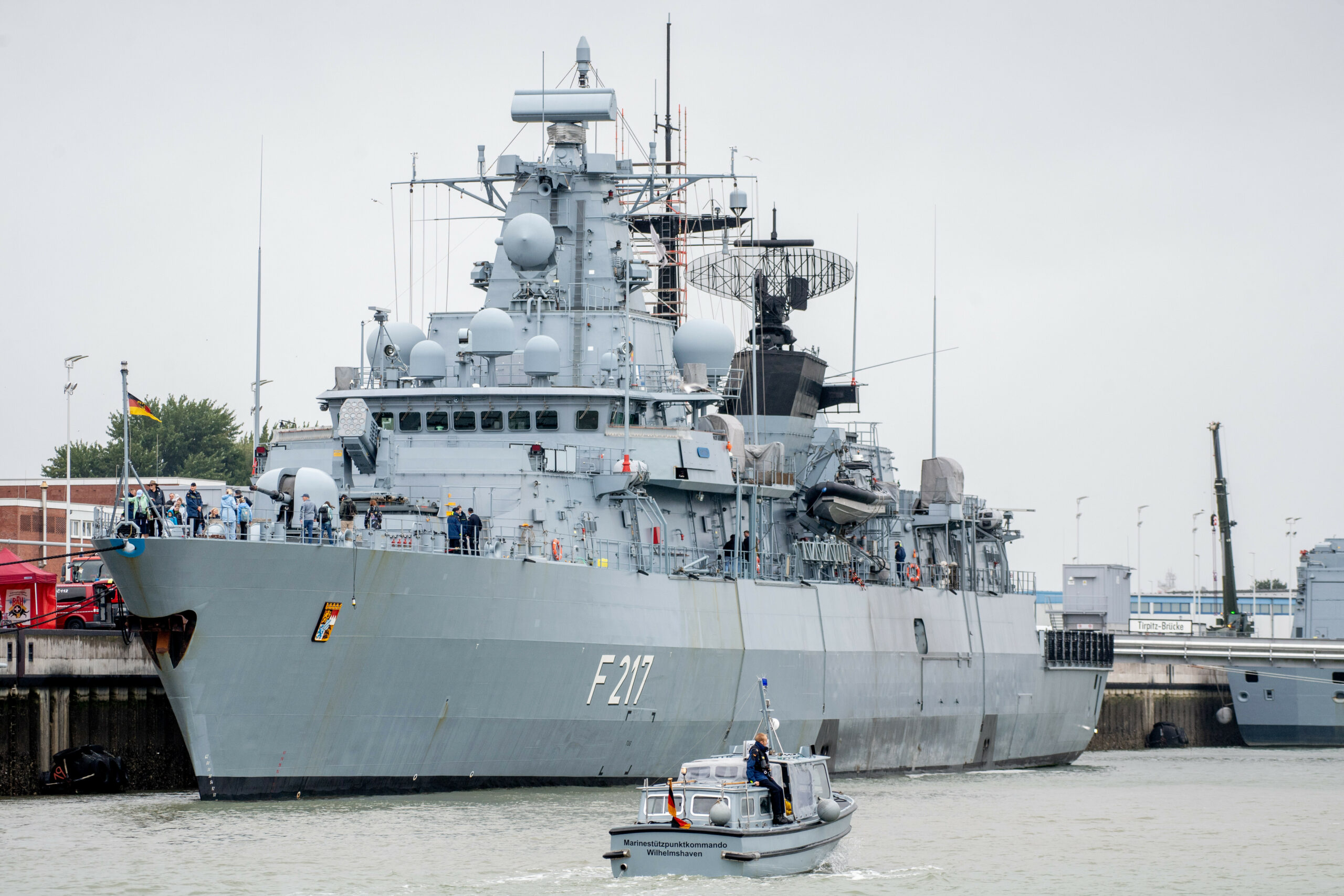 Die Fregatte Bayern in Wilhelmshafen. Ein großes, grau-weißes militärisches Schiff.