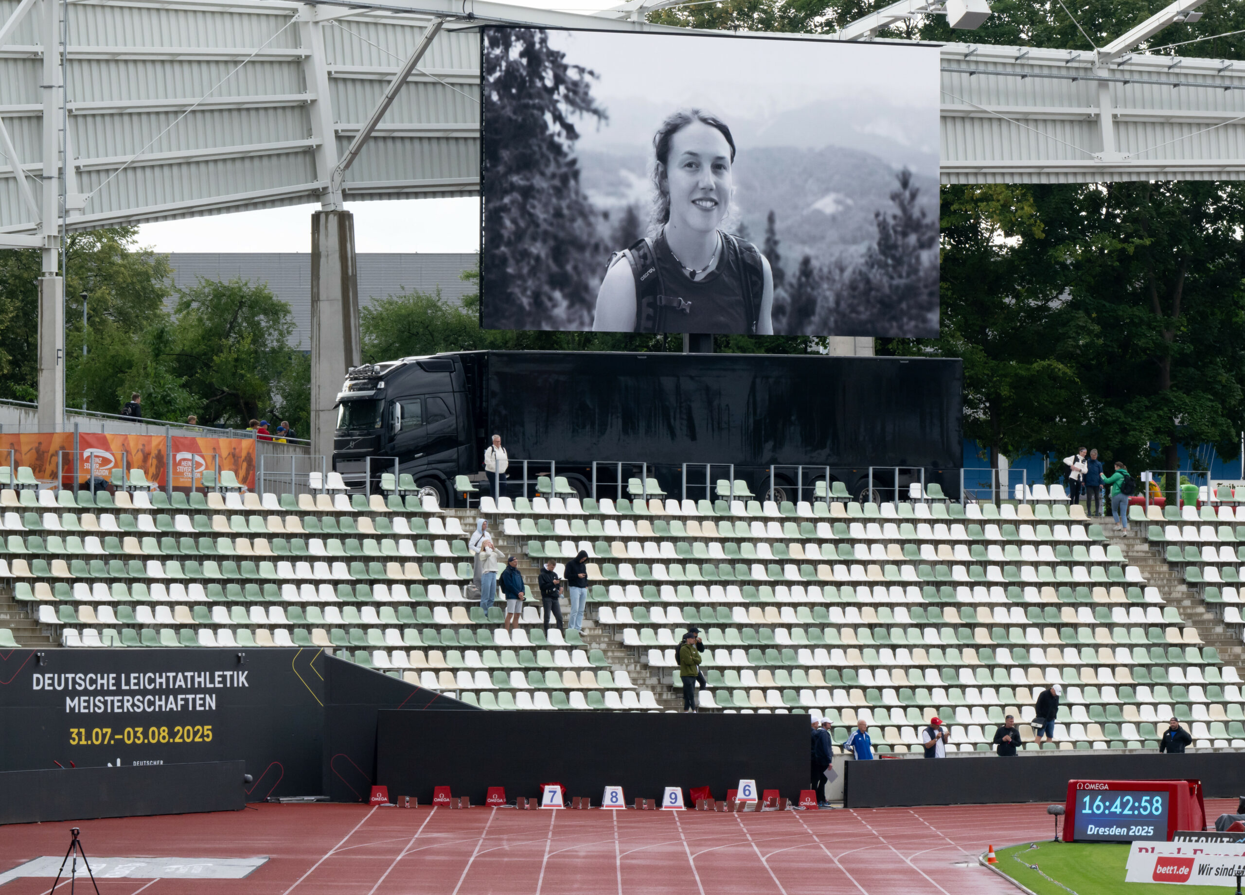 Auf einer Stadionleinwand ist ein Schwarz-Weiß-Foto von Laura Dahlmeier zu sehen
