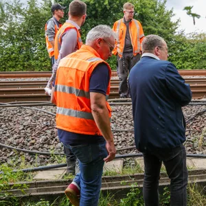 Menschen auf Gleisen