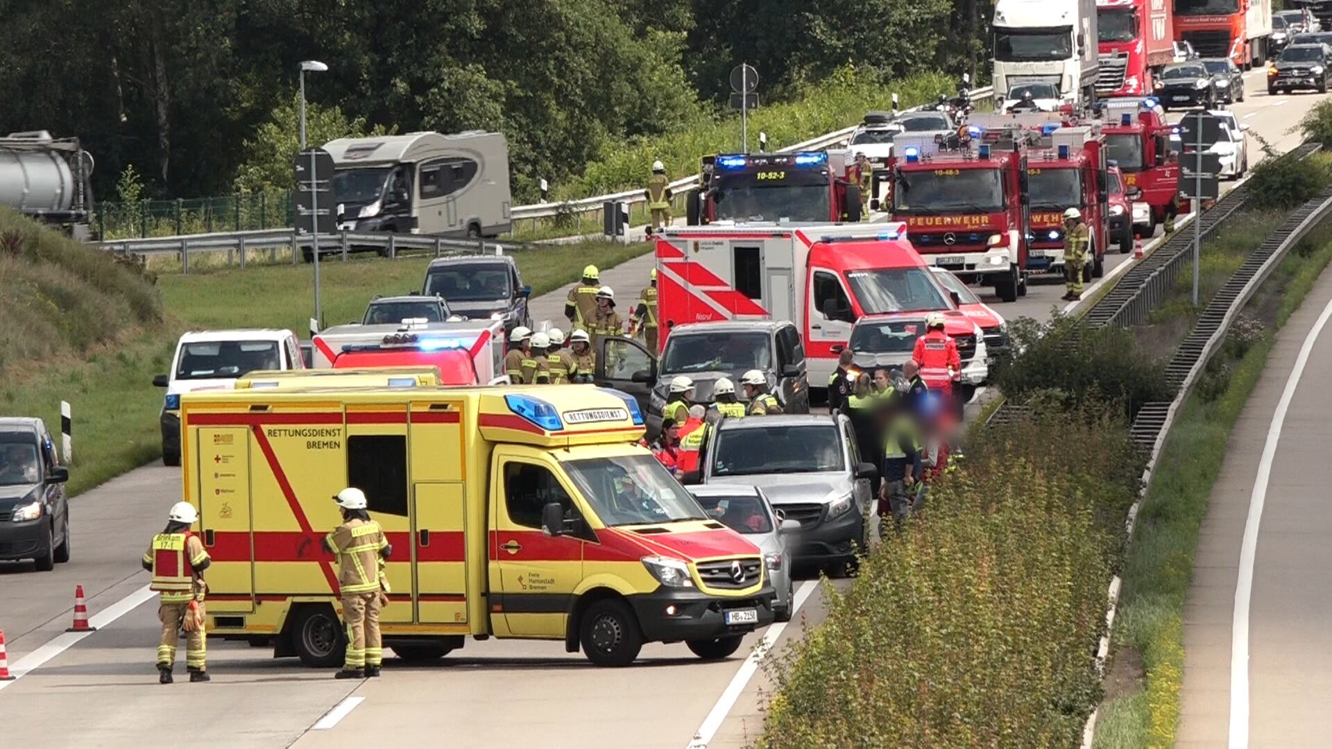 Krankenwagen stehen auf der Autobahn.