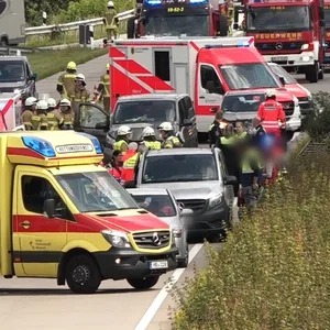 Krankenwagen stehen auf der Autobahn.