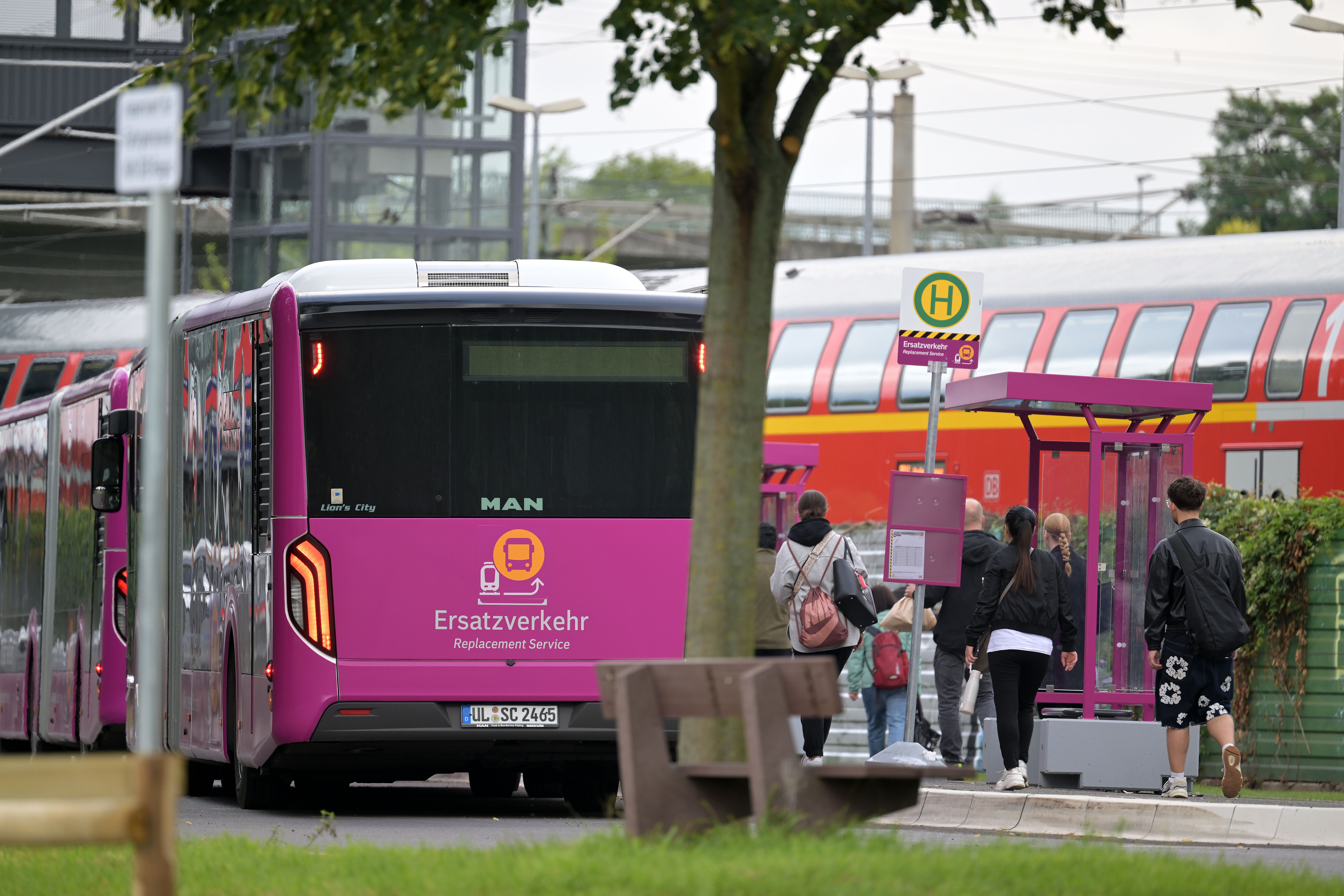 Reisende steigen in den Bus ein, der als Ersatzverkehr zur Streckensperrung zwischen Hamburg und Berlin fungiert.