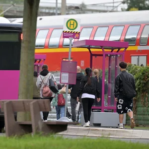 Reisende steigen in den Bus ein, der als Ersatzverkehr zur Streckensperrung zwischen Hamburg und Berlin fungiert.