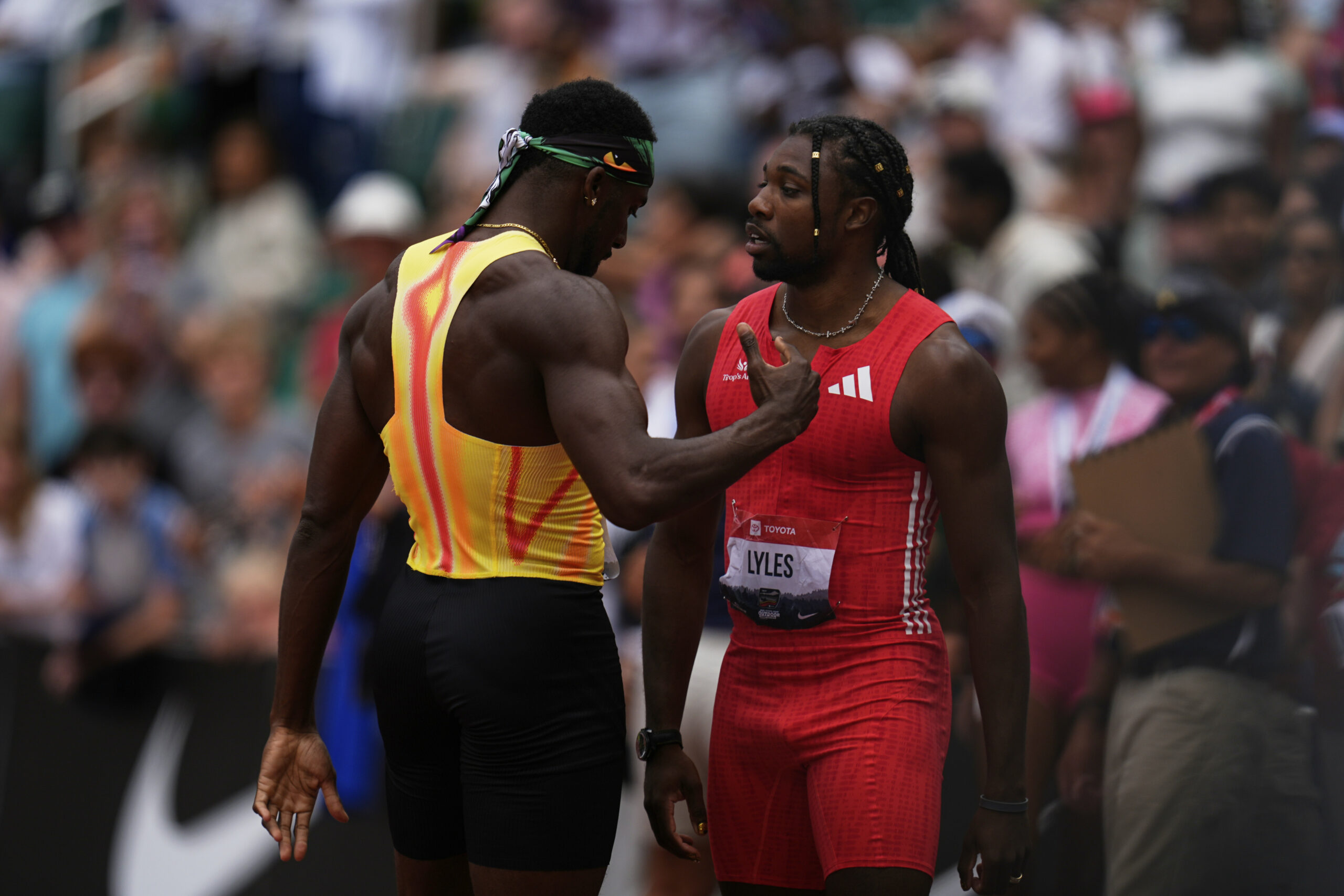 Kenny Bednarek und Noah Lyles zoffen sich im Ziel