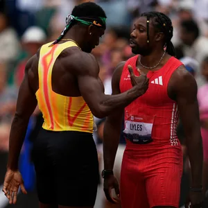 Kenny Bednarek und Noah Lyles zoffen sich im Ziel