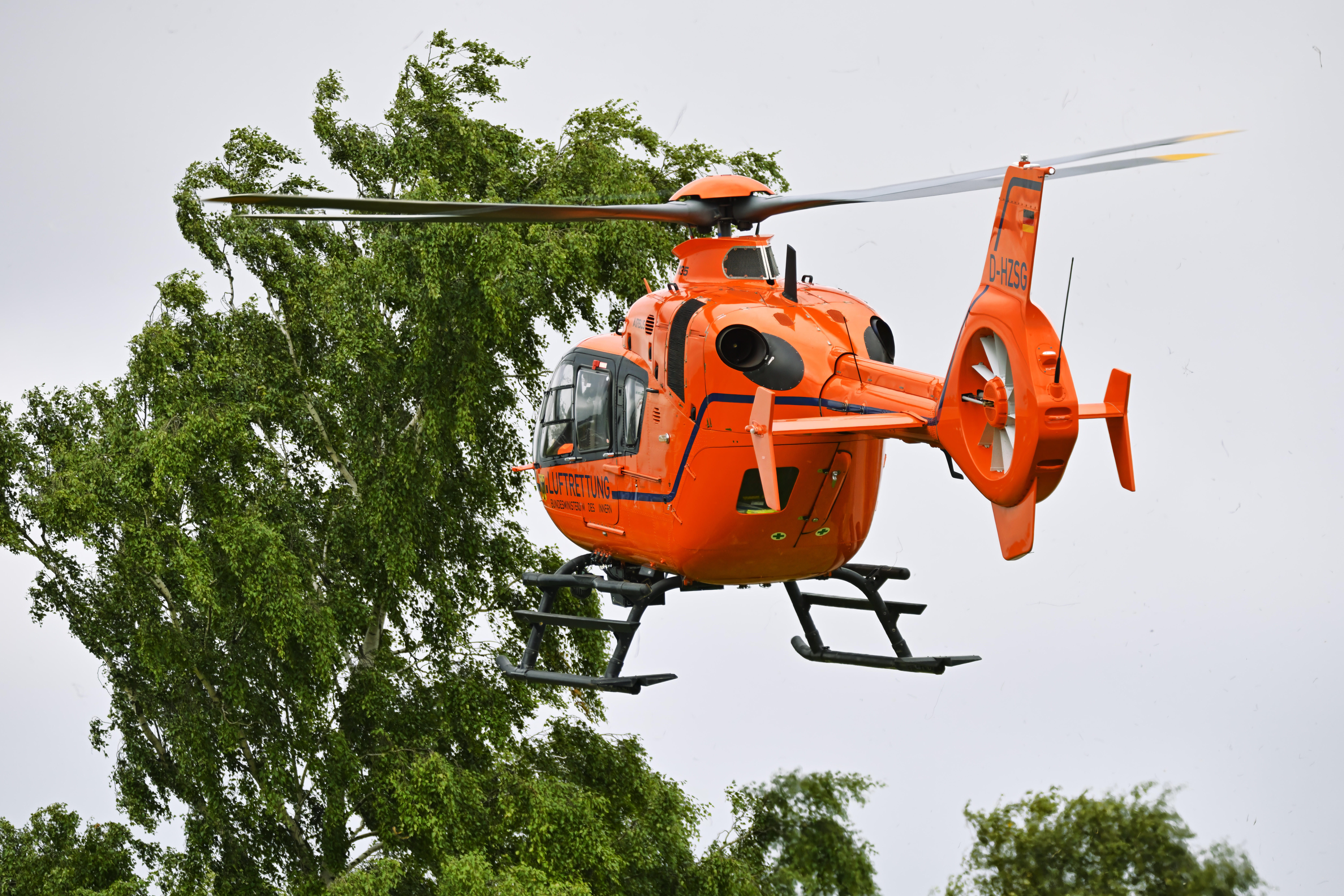 Rettungshubschrauber startet nach einem Rettungseinsatz