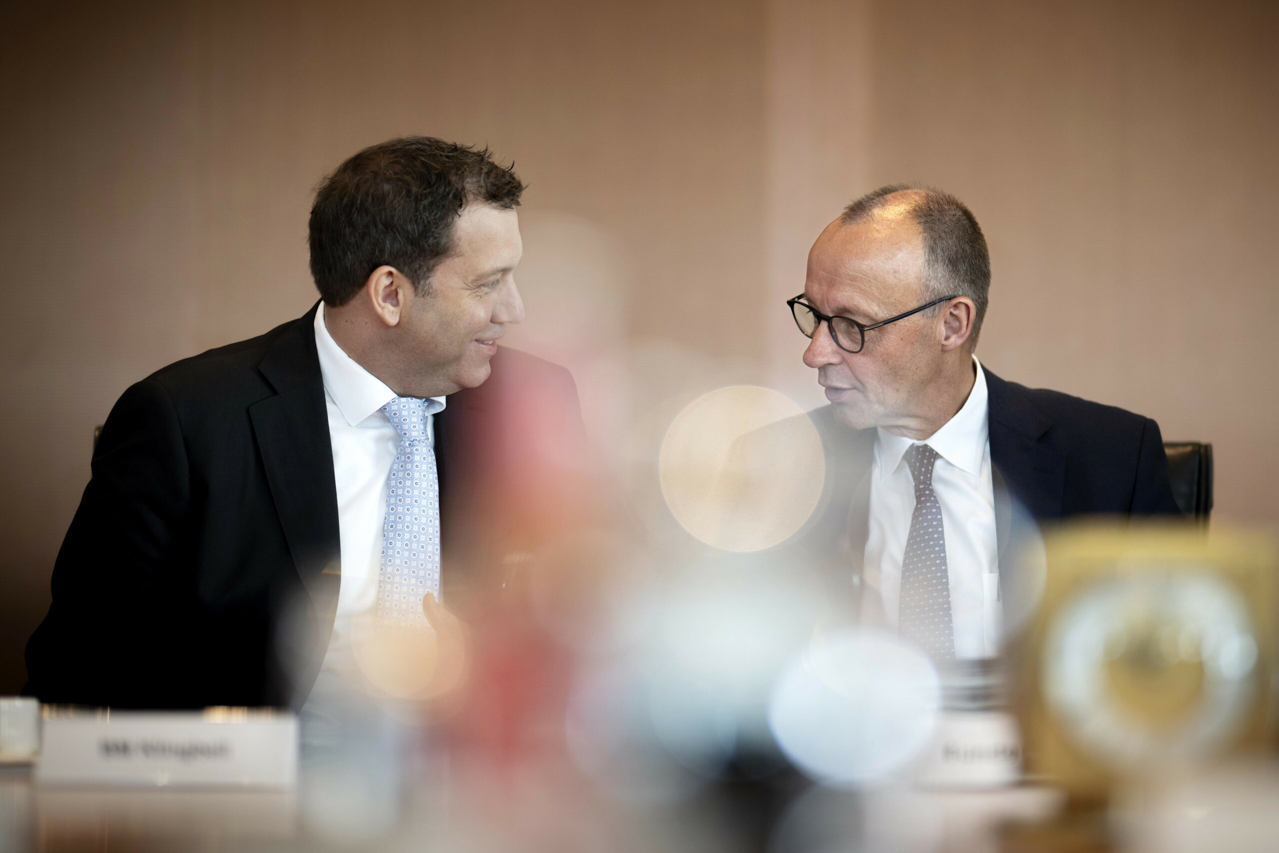 Lars Klingbeil (l.), Bundesfinanzminister und Vizekanzler SPD , und Bundeskanzler Friedrich Merz CDU