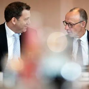Lars Klingbeil (l.), Bundesfinanzminister und Vizekanzler SPD , und Bundeskanzler Friedrich Merz CDU
