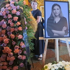 Foto einer Frau neben Blumengestecken in einer Kirche