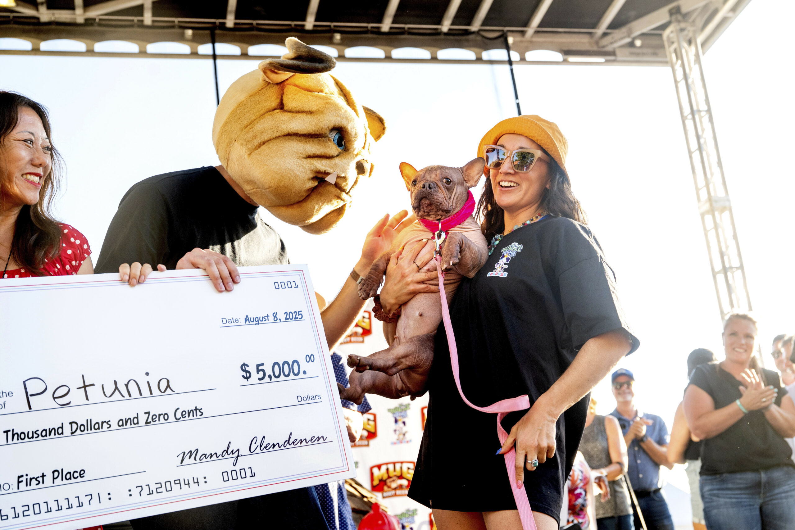 Petunia und ihre Besitzerin Shannon Nyman feiern den ersten Platz im Wettbewerb um den hässlichsten Hund der Welt auf der Sonoma County Fair.