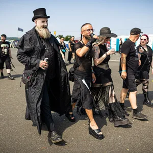 Festivalbesucher gehen über das Veranstaltungsgelände vom Mera Luna Festival auf dem Flugplatz.