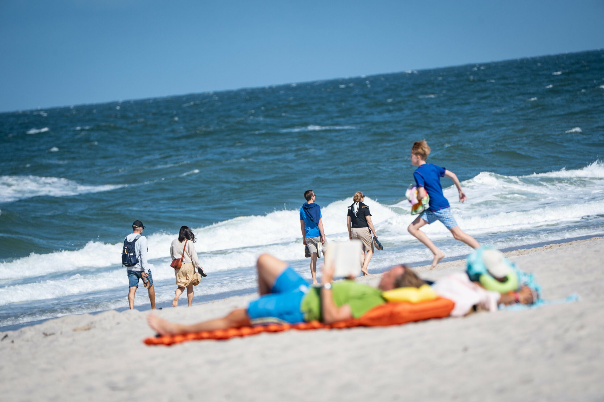 Kinder spielen an einem Strand an der Nordsee.