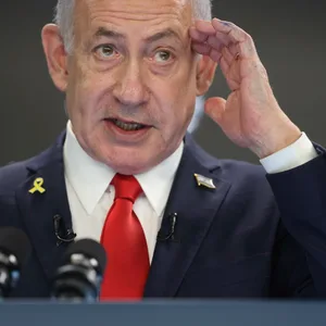 Der israelische Ministerpräsident Benjamin Netanjahu steht vor einem Mikrofon.