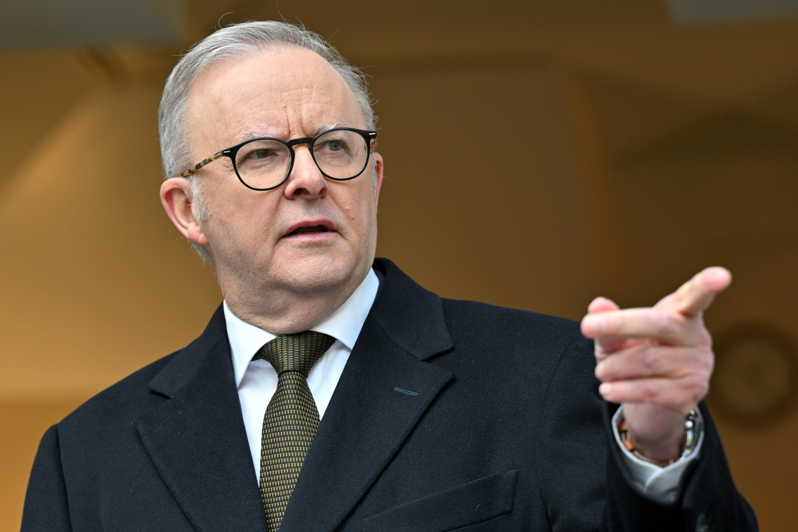 Der australische Premierminister Anthony Albanese spricht auf einer Pressekonferenz im Parlamentsgebäude in Canberra.