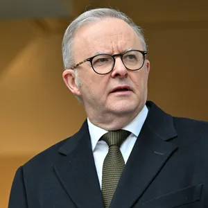 Der australische Premierminister Anthony Albanese spricht auf einer Pressekonferenz im Parlamentsgebäude in Canberra.