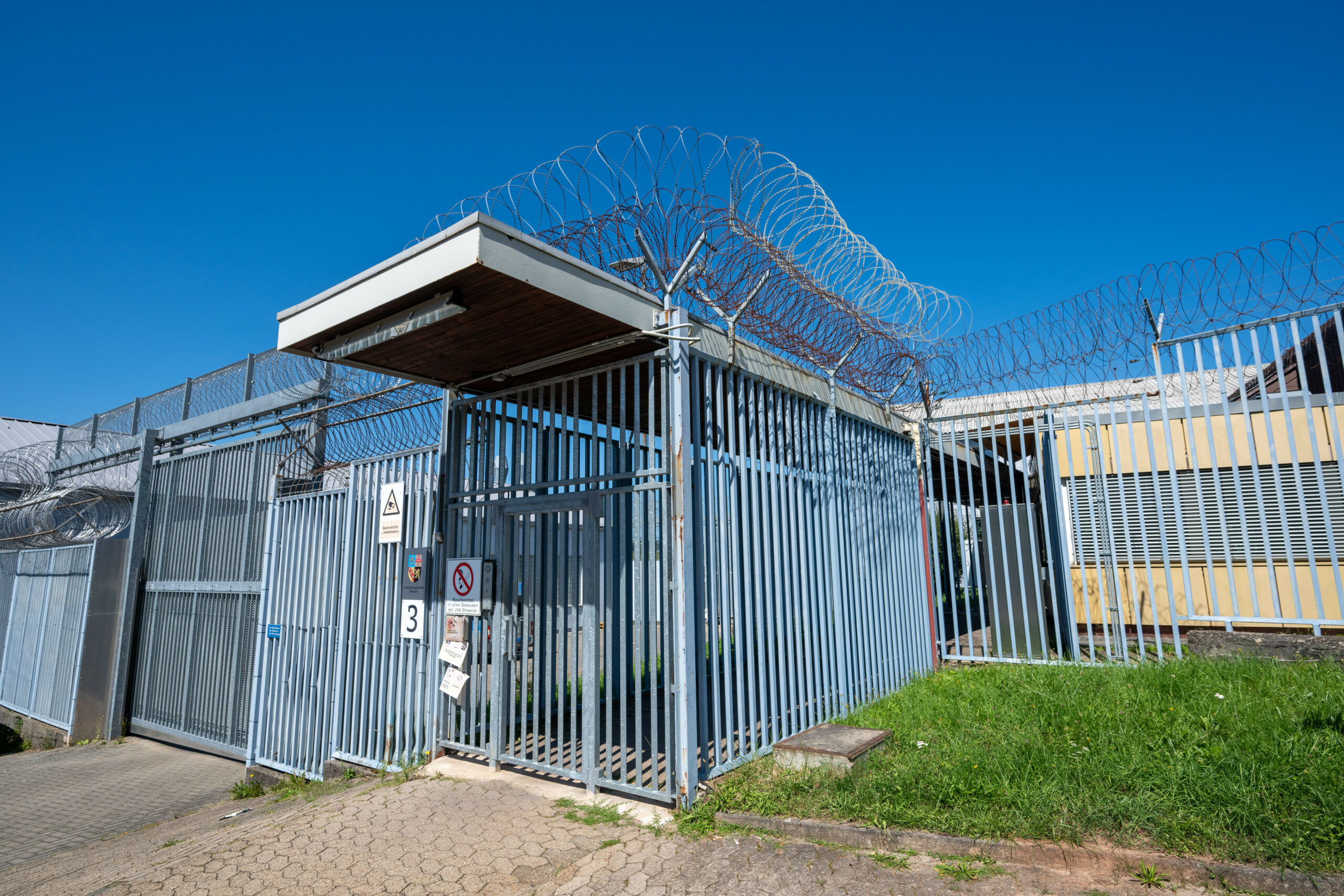 Der Eingang der JVA Ottweiler im Saarland.