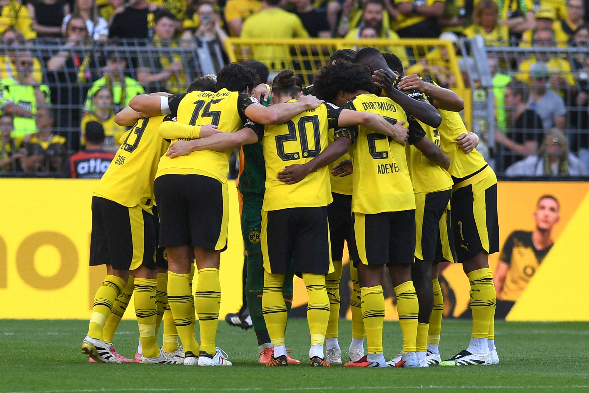 Borussia Dortmund bildet einen Mannschaftskreis