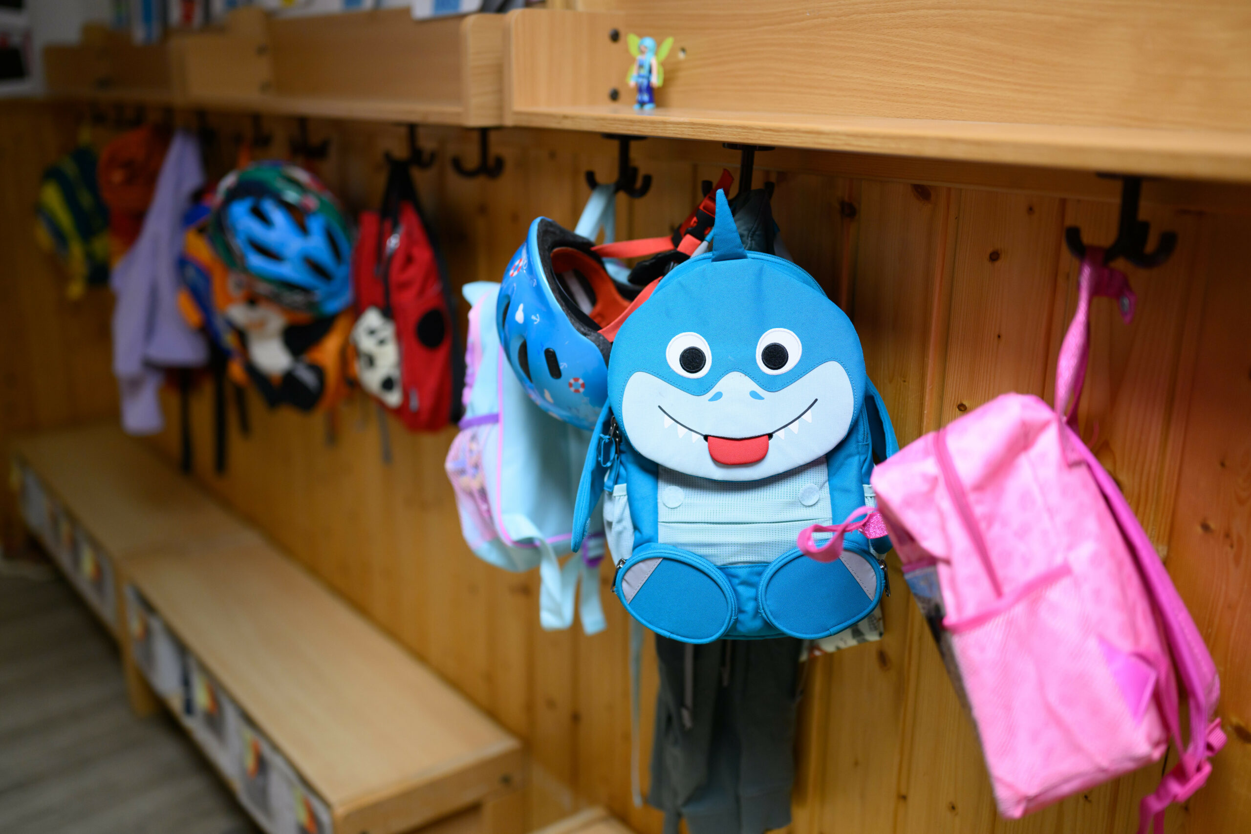 Kinderrucksäcke hängen in der Garderobe einer Kita