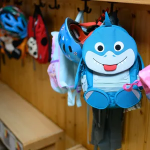 Kinderrucksäcke hängen in der Garderobe einer Kita