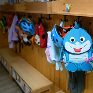 Kinderrucksäcke hängen in der Garderobe einer Kita
