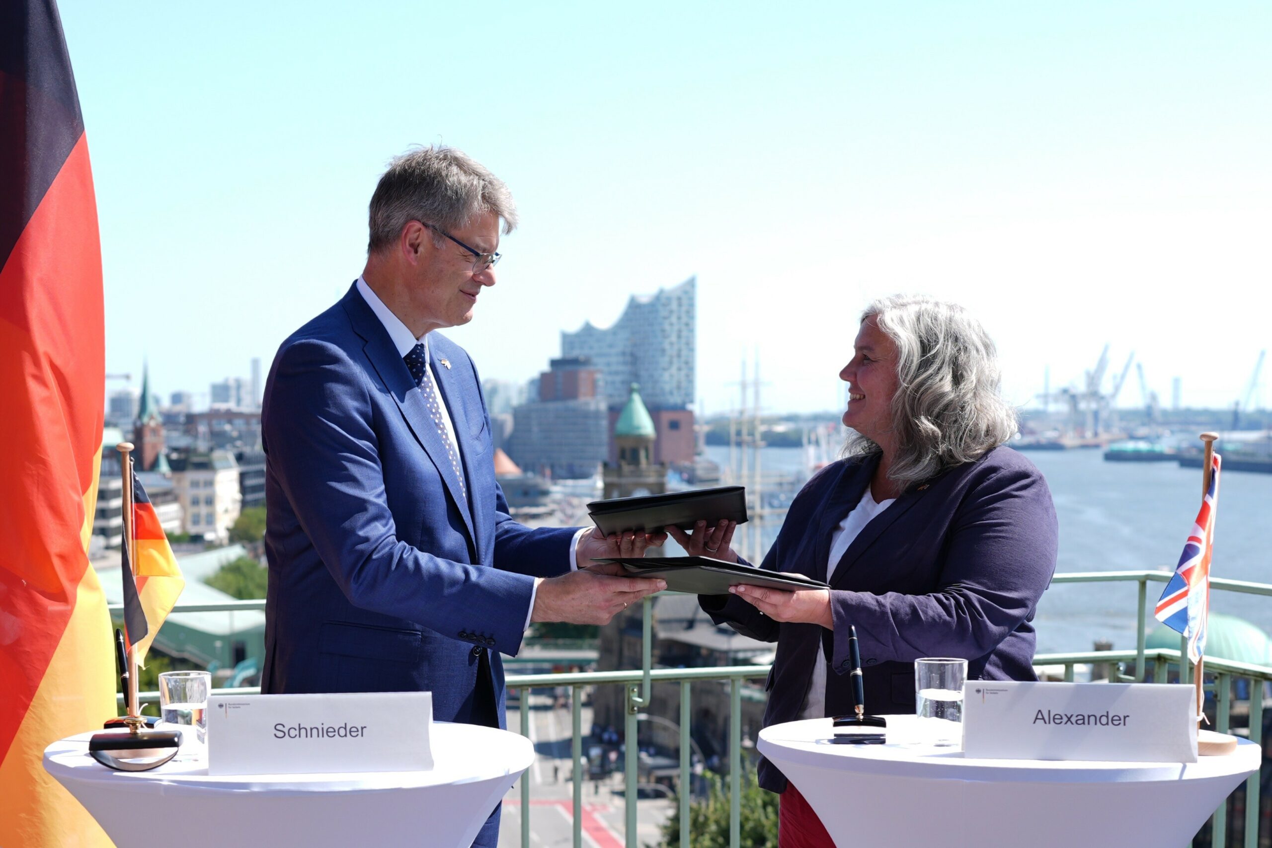 Patrick Schnieder (l., CDU), Bundesminister für Verkehr, und Heidi Alexander (r.), Verkehrsministerin von Großbritannien, streben eine direkte Zugverbindung nach London an.