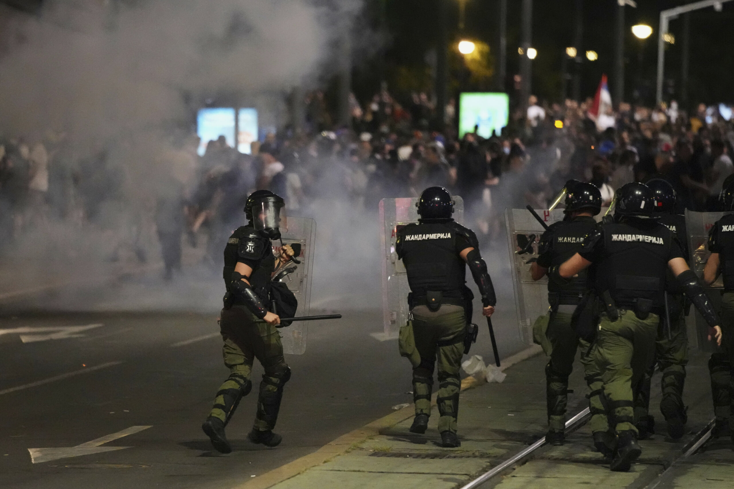 Gendarmeriebeamte bei einer Demonstration in Belgrad. Im Hintergrund ist Rauch.
