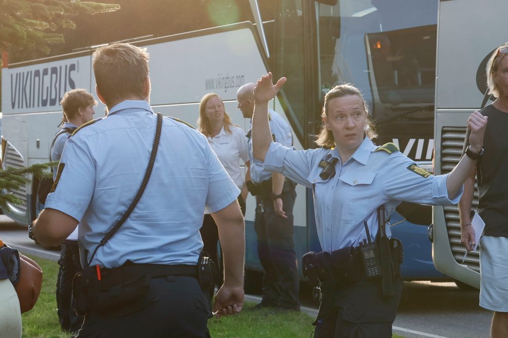 Die dänische Polizei führt Personen, die an der Entgleisung beteiligt waren. 